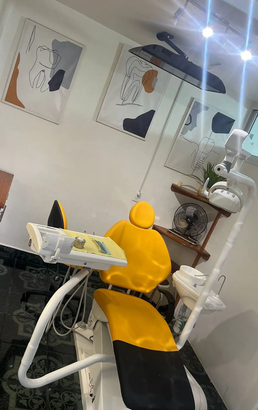 Consultorio con sillón dental amarillo